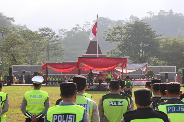 Pengerahan 510 personel dilakukan Polres Semarang bersama TNI dan Pemkab Semarang di Alun-alun Bung Karno Ungaran, Kamis (12/3/2026), guna mengamankan arus mudik dan Idulfitri melalui Operasi Ketupat Candi 2026 dengan mendirikan delapan pos pengamanan serta menyiapkan rekayasa lalu lintas.