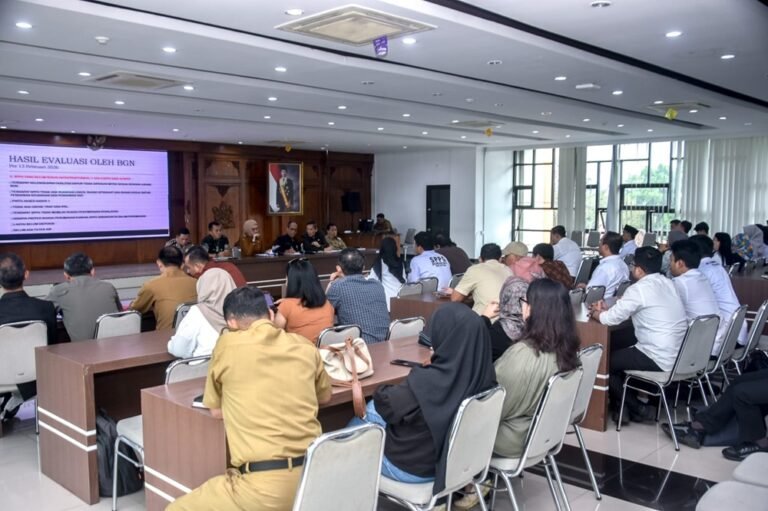 Satgas Makan Bergizi Gratis menemukan delapan SPPG belum memenuhi standar infrastruktur di Kota Salatiga. Ketua Satgas Nina Agustin menyampaikan hasil evaluasi ini berdasarkan laporan Badan Gizi Nasional pada Februari 2026. Pemerintah memperketat pengawasan, membuka layanan aduan, dan memberi sanksi hingga penutupan bagi dapur MBG yang tidak memperbaiki kualitas layanan.