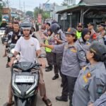Aksi Srikandi Linmas Bagikan 600 Takjil di Suruh