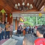 Aspirasi terkait besaran THR disampaikan ratusan PPPK Paruh Waktu kepada DPRD Kota Salatiga, Jumat (13/3/2026), karena nilai yang diterima sekitar Rp422 ribu akibat perhitungan masa kerja sejak Januari 2026, sehingga mereka berharap ada kebijakan yang lebih berpihak pada pegawai lama.