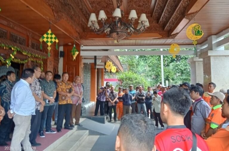 Aspirasi terkait besaran THR disampaikan ratusan PPPK Paruh Waktu kepada DPRD Kota Salatiga, Jumat (13/3/2026), karena nilai yang diterima sekitar Rp422 ribu akibat perhitungan masa kerja sejak Januari 2026, sehingga mereka berharap ada kebijakan yang lebih berpihak pada pegawai lama.