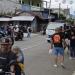 Pembagian ratusan takjil gratis dilakukan anggota Real Friendship Club Salatiga di Bundaran Jam Kota Salatiga, Minggu (8/3/2026). Kegiatan dipimpin ketua Agus Purwanto sebagai rangkaian peringatan anniversary ke-42 dan wujud kepedulian sosial dengan membagikan makanan berbuka kepada pengendara serta masyarakat yang melintas.
