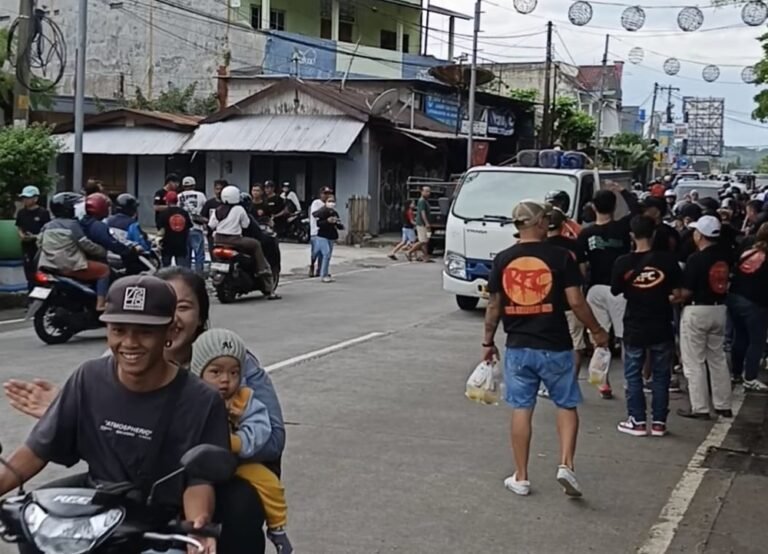 Pembagian ratusan takjil gratis dilakukan anggota Real Friendship Club Salatiga di Bundaran Jam Kota Salatiga, Minggu (8/3/2026). Kegiatan dipimpin ketua Agus Purwanto sebagai rangkaian peringatan anniversary ke-42 dan wujud kepedulian sosial dengan membagikan makanan berbuka kepada pengendara serta masyarakat yang melintas.