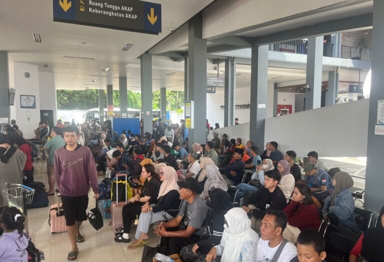 Fenomena dua gelombang arus balik Lebaran 2026 tercatat di Terminal Tipe A Tingkir, disampaikan Vicky Chandra Yanuar, pada H+3 dan H+8. Pola ini menunjukkan fleksibilitas perjalanan masyarakat, dengan peningkatan signifikan jumlah bus dan penumpang selama periode angkutan Lebaran.