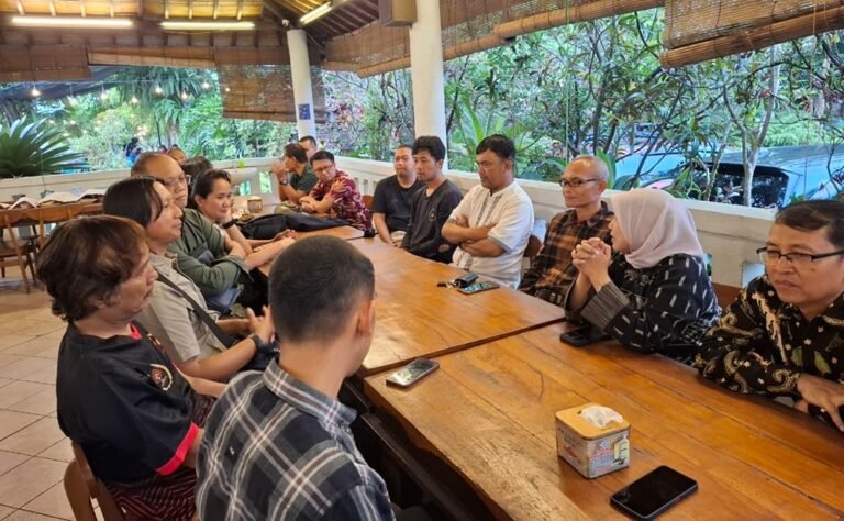 Kesiapan layanan kesehatan menghadapi arus mudik Lebaran disiapkan RSUD dr Soebarkat Tjitrodarmodjo Salatiga dengan menjadwalkan piket tenaga medis dan membuka sejumlah poli selama libur, guna mengantisipasi lonjakan pasien akibat kecelakaan lalu lintas serta gangguan pencernaan, disampaikan saat buka puasa bersama media, Jumat (13/3/2026).