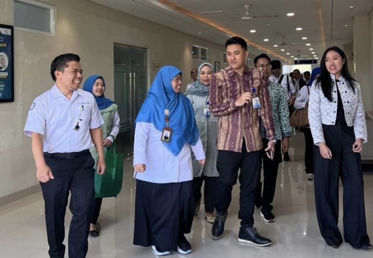 Kesiapan layanan kesehatan JKN bagi pemudik Lebaran 2026 dipastikan Direktur SDM dan Umum BPJS Kesehatan Vetty Yulianty Permanasari saat meninjau fasilitas At-Tin Hospital di dekat Exit Tol Bawen, Kabupaten Semarang, Jumat (13/3/2026), dengan mengecek IGD, poliklinik, hingga ruang rawat inap bersama manajemen rumah sakit.