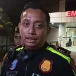 Kecelakaan lalu lintas melibatkan 10 kendaraan terjadi di Exit Tol Bawen, Kabupaten Semarang, Senin (3/3/2026) malam. Insiden yang dikonfirmasi Kasatlantas Lingga Ramadhani ini diduga dipicu kegagalan pengereman truk wingbox yang menabrak kendaraan berhenti di lampu merah, menyebabkan delapan orang luka-luka dan dirawat di RS At-Tin Bawen.