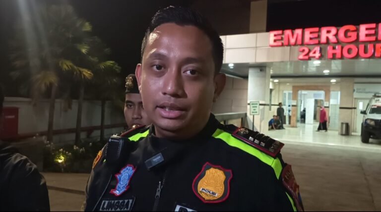 Kecelakaan lalu lintas melibatkan 10 kendaraan terjadi di Exit Tol Bawen, Kabupaten Semarang, Senin (3/3/2026) malam. Insiden yang dikonfirmasi Kasatlantas Lingga Ramadhani ini diduga dipicu kegagalan pengereman truk wingbox yang menabrak kendaraan berhenti di lampu merah, menyebabkan delapan orang luka-luka dan dirawat di RS At-Tin Bawen.