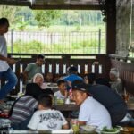 Lonjakan aktivitas mudik dan balik Lebaran 2026 mendorong peningkatan ekonomi UMKM, pelaku usaha kuliner, dan sektor wisata di Jawa Tengah, Jumat (27/3/2026). Pedagang, pengelola restoran, hingga destinasi wisata merasakan kenaikan omzet signifikan, dipicu tingginya mobilitas pemudik yang singgah, berbelanja, dan berwisata sepanjang jalur strategis.