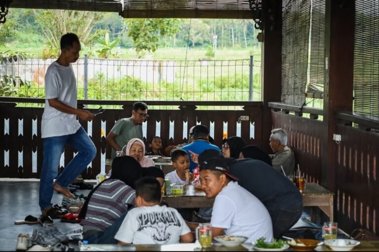 Lonjakan aktivitas mudik dan balik Lebaran 2026 mendorong peningkatan ekonomi UMKM, pelaku usaha kuliner, dan sektor wisata di Jawa Tengah, Jumat (27/3/2026). Pedagang, pengelola restoran, hingga destinasi wisata merasakan kenaikan omzet signifikan, dipicu tingginya mobilitas pemudik yang singgah, berbelanja, dan berwisata sepanjang jalur strategis.