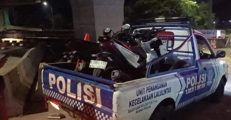 Kecelakaan karambol terjadi saat sebuah truk boks menabrak delapan sepeda motor dan satu mobil di Exit Tol Bawen, Kabupaten Semarang, Selasa (3/3/2026). Sopir truk Indra Warsito diduga mengalami rem blong setelah melanjutkan perjalanan dari Weleri, sehingga kendaraan tak terkendali dan menabrak kendaraan yang berhenti di lampu merah.