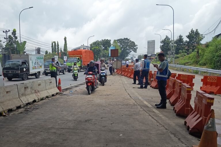 Mitigasi kecelakaan lalu lintas di Exit Tol Bawen dilakukan Dinas Perhubungan Kabupaten Semarang dengan memisahkan antrean sepeda motor dan kendaraan besar di simpang Bawen, Selasa (10/3/2026), setelah sejumlah insiden melibatkan truk gagal rem. Upaya dilakukan melalui kanalisasi jalur, pemasangan countdown, rambu, serta pengaturan petugas gabungan.