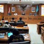 Rapat Dengar Pendapat DPRD membahas penonaktifan peserta PBI-JK bersama OPD di Kota Salatiga belum lama ini. Ketua Komisi C Heri Subroto dan Ketua Komisi A Miftah menegaskan layanan kesehatan tetap diberikan karena perubahan data kepesertaan, dengan koordinasi lintas dinas untuk mempercepat aktivasi kembali BPJS warga terdampak.