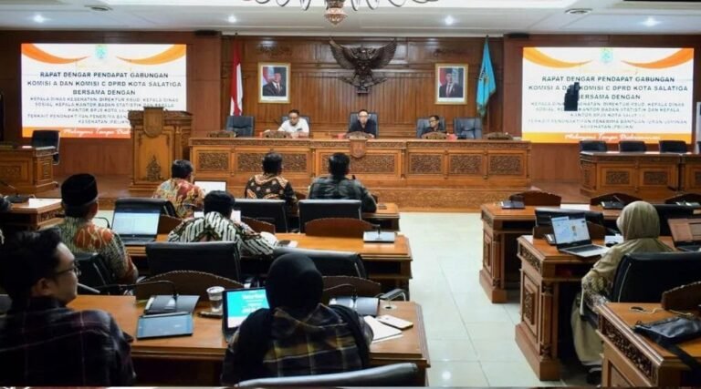 Rapat Dengar Pendapat DPRD membahas penonaktifan peserta PBI-JK bersama OPD di Kota Salatiga belum lama ini. Ketua Komisi C Heri Subroto dan Ketua Komisi A Miftah menegaskan layanan kesehatan tetap diberikan karena perubahan data kepesertaan, dengan koordinasi lintas dinas untuk mempercepat aktivasi kembali BPJS warga terdampak.