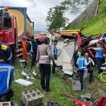 Kecelakaan beruntun melibatkan tiga truk terjadi di Tol Semarang–Solo KM 431.400 jalur B wilayah Kabupaten Semarang, Sabtu (7/3/2026). Kasat Lantas Lingga Ramadhani menyebut insiden dipicu tabrakan truk tronton ke kendaraan di depannya, menyebabkan satu korban meninggal dan tiga lainnya luka, kini ditangani di RSUD Ungaran.