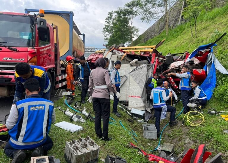 Kecelakaan beruntun melibatkan tiga truk terjadi di Tol Semarang–Solo KM 431.400 jalur B wilayah Kabupaten Semarang, Sabtu (7/3/2026). Kasat Lantas Lingga Ramadhani menyebut insiden dipicu tabrakan truk tronton ke kendaraan di depannya, menyebabkan satu korban meninggal dan tiga lainnya luka, kini ditangani di RSUD Ungaran.