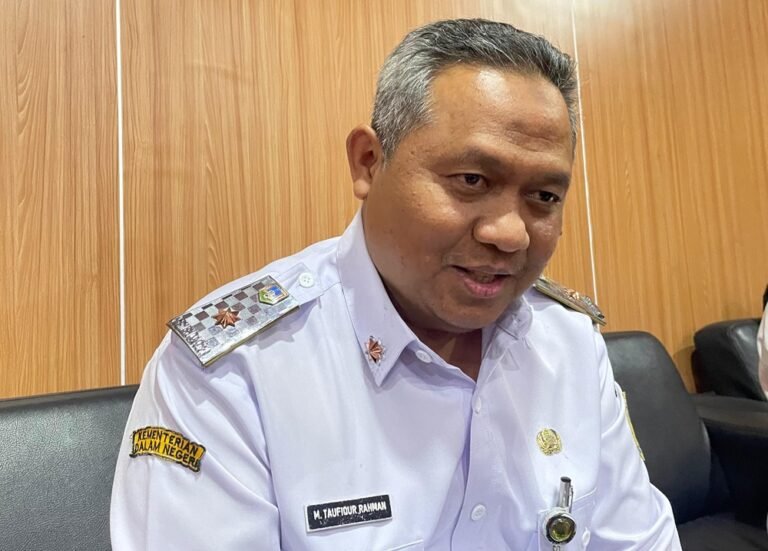 Kewajiban pembayaran THR bagi pekerja ditegaskan Dinas Tenaga Kerja Kabupaten Semarang kepada seluruh perusahaan di Kabupaten Semarang pada Rabu (4/3/2026). Aturan ini menindaklanjuti Surat Edaran Kementerian Ketenagakerjaan Republik Indonesia agar hak pekerja terpenuhi menjelang Lebaran melalui monitoring perusahaan dan pembukaan kanal pengaduan.