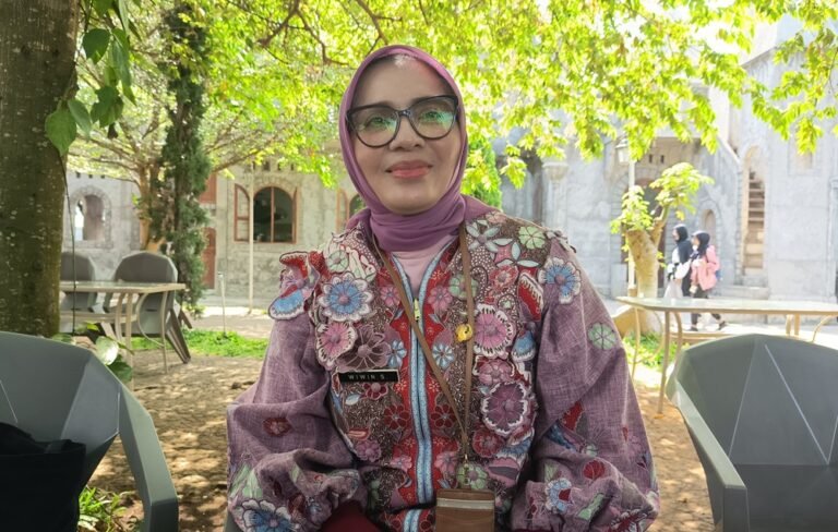 Pengembangan wahana wisata keluarga di Bukit Cinta Banyubiru dilakukan oleh Wiwin Sulistyowati dari Dinas Pariwisata Kabupaten Semarang di Kabupaten Semarang menjelang libur Lebaran 2026. Program ini bertujuan meningkatkan kunjungan wisata melalui penambahan wahana seperti gokart, permainan air, dan rumah makan apung yang dikelola pihak ketiga.