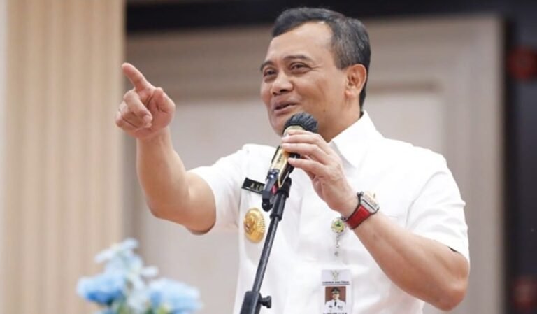 Operasi Tangkap Tangan KPK menjerat dua kepala daerah yakni Sudewo dan Fadia Arafiq di Jawa Tengah pada awal Maret 2026. Gubernur Ahmad Luthfi mengingatkan pejabat publik menjalankan pemerintahan bersih setelah kasus dugaan korupsi pengadaan di Pekalongan ditangani Komisi Pemberantasan Korupsi melalui operasi tangkap tangan.