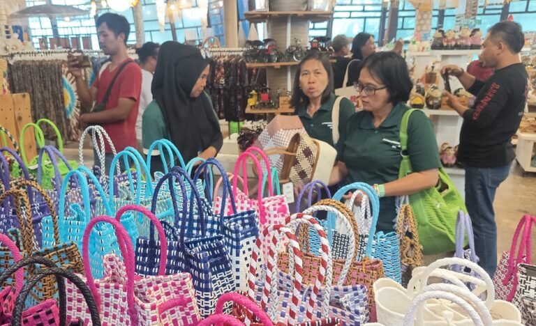 Peresmian pusat oleh-oleh UMKM dilakukan Pemerintah Kabupaten Semarang di objek wisata Dusun Semilir, Rabu (11/3/2026), untuk memperluas pemasaran ratusan produk makanan, minuman, dan kerajinan lokal dengan kurasi kualitas serta membuka peluang bagi pelaku usaha termasuk UMKM disabilitas.