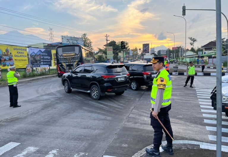 Penguraian kemacetan dilakukan Kapolres Salatiga AKBP Ade Papa Rihi bersama personel di Exit Tol Tingkir, Rabu (19/3/2026) petang, akibat lonjakan kendaraan dampak sistem one way, dengan rekayasa lalu lintas dan pengalihan arus guna mempercepat kelancaran serta menjaga keamanan arus mudik.
