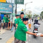 Pembagian 1.000 paket takjil kepada masyarakat digelar Gerakan Pemuda Ansor Kota Salatiga bersama mitra lokal di halaman PCNU Kota Salatiga, Jl. Kartini, Kamis (5/3/2026). Aksi sosial ini bertujuan menumbuhkan kepedulian Ramadan melalui donasi kader dan dukungan komunitas bagi warga yang menjalankan ibadah puasa.