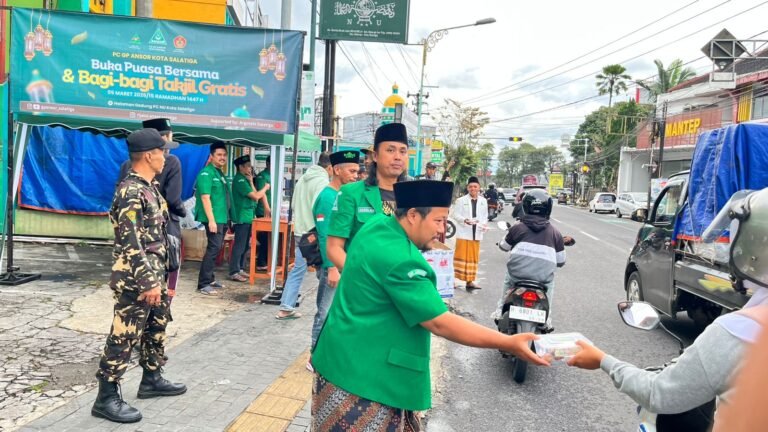 Pembagian 1.000 paket takjil kepada masyarakat digelar Gerakan Pemuda Ansor Kota Salatiga bersama mitra lokal di halaman PCNU Kota Salatiga, Jl. Kartini, Kamis (5/3/2026). Aksi sosial ini bertujuan menumbuhkan kepedulian Ramadan melalui donasi kader dan dukungan komunitas bagi warga yang menjalankan ibadah puasa.