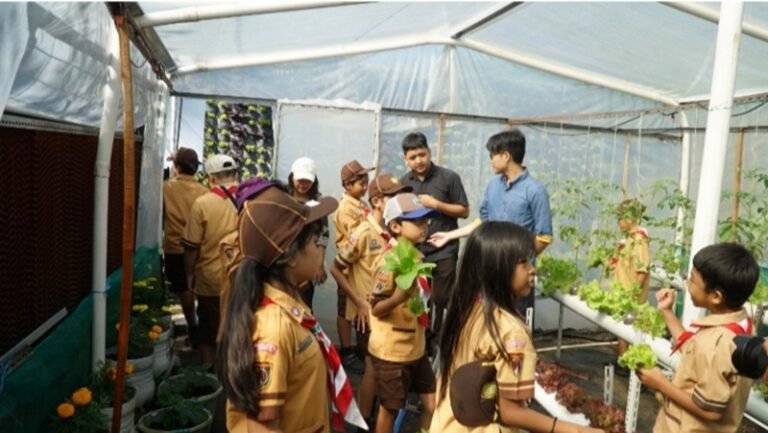 Inovasi smart urban farming dipamerkan mahasiswa Fakultas Pertanian dan Bisnis Universitas Kristen Satya Wacana di Kebun Kartini Salatiga, Jumat (13/03/2026), melalui Urban Farming Expo berbasis kolaborasi lintas fakultas guna menghadirkan solusi pertanian modern di lahan terbatas dengan teknologi hidroponik, aquaponik, hingga IoT.