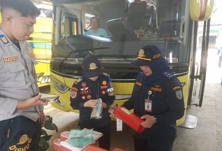 Pemeriksaan kelaikan bus dilakukan petugas gabungan Dishub, Satlantas, Dinas Kesehatan, dan pengelola Terminal Tipe A Tingkir di Salatiga, Kamis (12/3/2026), guna memastikan kendaraan dan awak bus siap menghadapi arus mudik Lebaran melalui ramp check kendaraan serta tes kesehatan pengemudi.