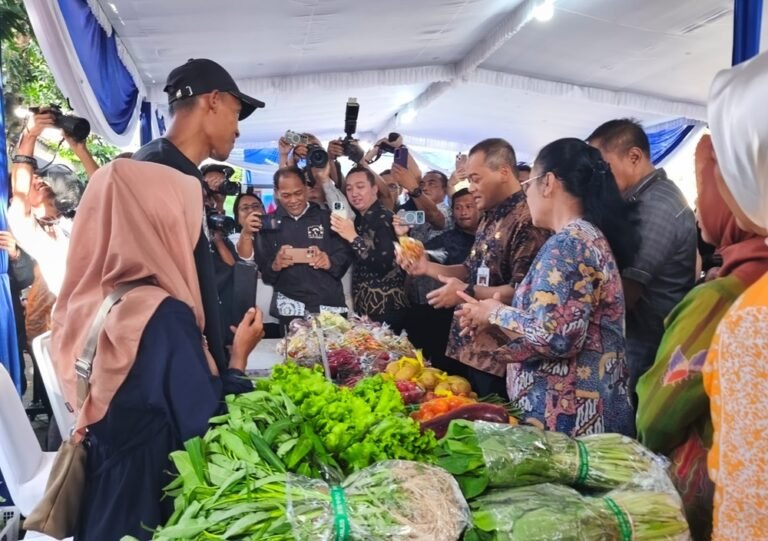 Gerakan Pangan Murah serentak di 35 kabupaten/kota resmi dibuka Gubernur Ahmad Luthfi di Kantor Kecamatan Semarang Barat, Semarang, Jumat (6/3/2026). Program ini digelar pemerintah daerah untuk menjaga stabilitas harga pangan menjelang Ramadan dan Idulfitri melalui operasi pasar dan penguatan distribusi bahan pokok.