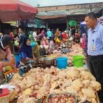 Kenaikan harga bahan pokok terjadi di Pasar Kembangsari, Tengaran, Kabupaten Semarang, tiga hari jelang Idulfitri 1447 H, Selasa (17/3/2026), dipantau pengelola pasar bersama instansi terkait karena meningkatnya permintaan musiman, dengan pengawasan rutin agar harga tetap terkendali dan tidak memberatkan konsumen.