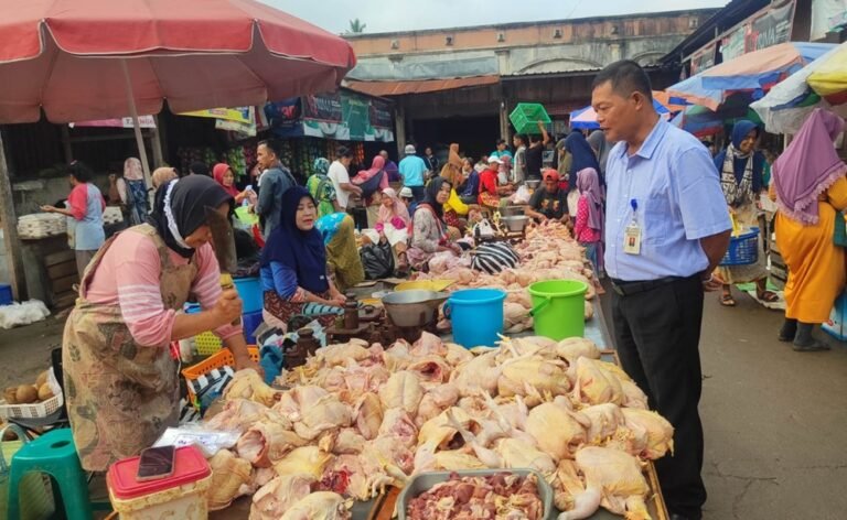 Kenaikan harga bahan pokok terjadi di Pasar Kembangsari, Tengaran, Kabupaten Semarang, tiga hari jelang Idulfitri 1447 H, Selasa (17/3/2026), dipantau pengelola pasar bersama instansi terkait karena meningkatnya permintaan musiman, dengan pengawasan rutin agar harga tetap terkendali dan tidak memberatkan konsumen.