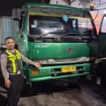 Kecelakaan sepeda motor dan truk trailer menewaskan pengendara motor bernama Fajar di Jalan Raya Sruwen–Salatiga, Desa Butuh, Kecamatan Tengaran, Kabupaten Semarang, Senin (2/3/2026) malam. Menurut Lingga Ramadhani dari Polres Semarang, insiden terjadi saat korban menghindari lubang dan oleng ke jalur truk.