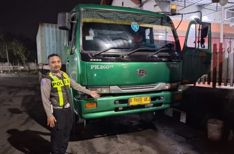 Kecelakaan sepeda motor dan truk trailer menewaskan pengendara motor bernama Fajar di Jalan Raya Sruwen–Salatiga, Desa Butuh, Kecamatan Tengaran, Kabupaten Semarang, Senin (2/3/2026) malam. Menurut Lingga Ramadhani dari Polres Semarang, insiden terjadi saat korban menghindari lubang dan oleng ke jalur truk.