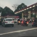 Isu kenaikan BBM memicu lonjakan pembelian oleh warga di SPBU Kota Salatiga, Selasa (31/3/2026). Meski pemerintah memastikan harga tetap, antrean meningkat sejak siang hingga sore karena masyarakat memilih mengisi penuh sebagai antisipasi kabar yang beredar.