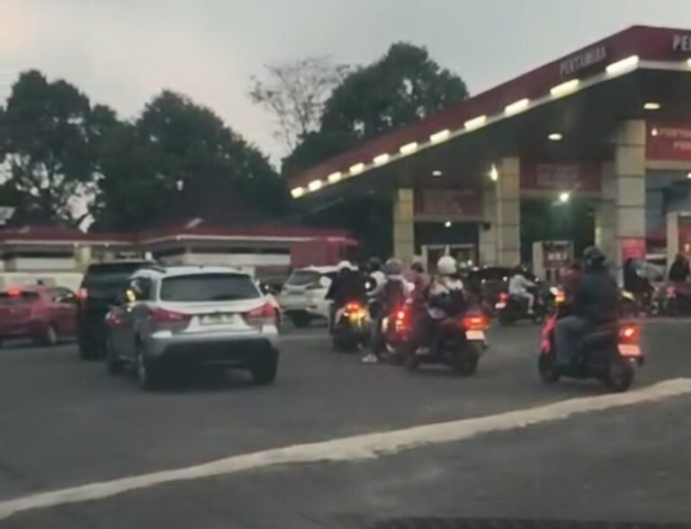 Isu kenaikan BBM memicu lonjakan pembelian oleh warga di SPBU Kota Salatiga, Selasa (31/3/2026). Meski pemerintah memastikan harga tetap, antrean meningkat sejak siang hingga sore karena masyarakat memilih mengisi penuh sebagai antisipasi kabar yang beredar.