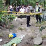 Penemuan jasad bayi perempuan menggegerkan warga Dusun Jetis, Desa Leyangan, Ungaran Timur, Kabupaten Semarang, Senin (16/3/2026), setelah anak-anak menemukan bungkusan berisi kaleng roti di aliran sungai, lalu melaporkannya kepada warga hingga polisi melakukan olah TKP dan penyelidikan.