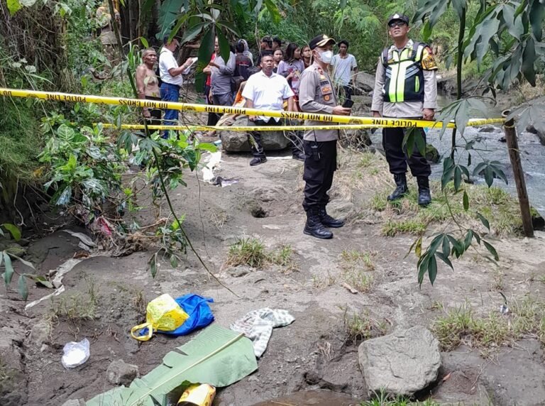 Penemuan jasad bayi perempuan menggegerkan warga Dusun Jetis, Desa Leyangan, Ungaran Timur, Kabupaten Semarang, Senin (16/3/2026), setelah anak-anak menemukan bungkusan berisi kaleng roti di aliran sungai, lalu melaporkannya kepada warga hingga polisi melakukan olah TKP dan penyelidikan.