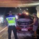 Jazz RS Merah 2017 Tiba tiba Terbakar, Personel Satlantas Sigap Padamkan Api