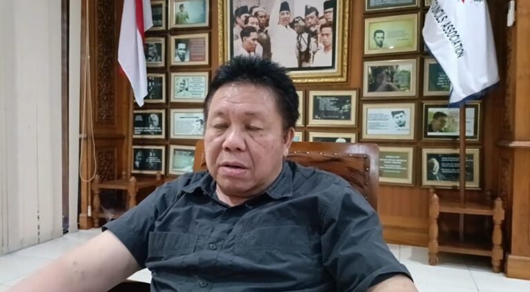 Peringatan kewaspadaan demam berdarah disampaikan Ketua DPRD Salatiga Dance Ishak Palit setelah dua warga Karangpete, Kutowinangun Lor, Tingkir terjangkit DBD, Senin (9/3/2026). Menjelang Lebaran dan musim hujan, Dinas Kesehatan diminta melakukan fogging serta mengimbau warga menjaga kebersihan lingkungan untuk mencegah penyebaran.