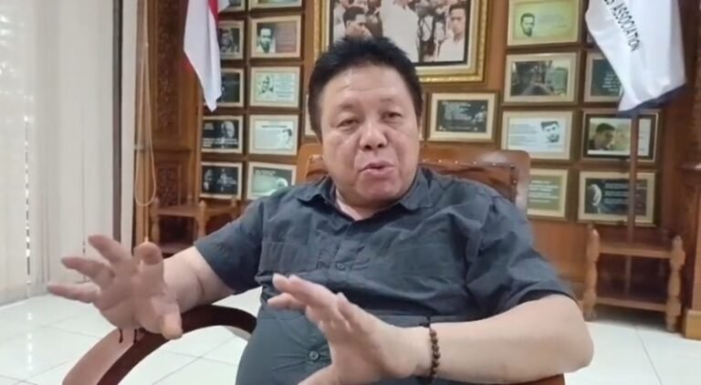 Meningkatnya kasus demam berdarah di Kota Salatiga diingatkan Ketua DPRD Dance Ishak Palit setelah dua warga Karangpete, Kutowinangun Lor, Tingkir dinyatakan positif, Senin (9/3/2026). Hal ini terjadi saat musim hujan menjelang Lebaran sehingga Dinas Kesehatan diminta segera melakukan fogging dan mengimbau warga menjaga kebersihan lingkungan.