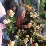 Lonjakan pembelian bunga terjadi di Terminal Wisata Bandungan Indah, Kabupaten Semarang, Kamis (19/3/2026), oleh warga dari berbagai daerah menjelang Idulfitri, untuk kebutuhan ziarah dan hiasan rumah, dengan beragam pilihan bunga dijual terjangkau sehingga aktivitas pasar meningkat signifikan.