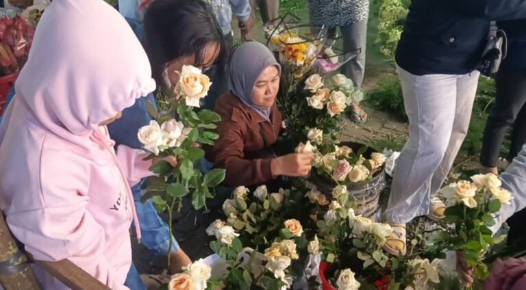 Lonjakan pembelian bunga terjadi di Terminal Wisata Bandungan Indah, Kabupaten Semarang, Kamis (19/3/2026), oleh warga dari berbagai daerah menjelang Idulfitri, untuk kebutuhan ziarah dan hiasan rumah, dengan beragam pilihan bunga dijual terjangkau sehingga aktivitas pasar meningkat signifikan.