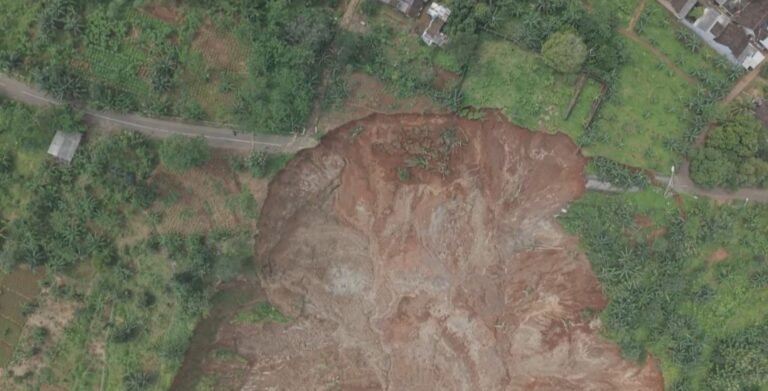 Pergerakan tanah yang memicu longsor kembali terjadi di Dusun Bandungan, Desa Kalongan, Kecamatan Ungaran Timur, Kabupaten Semarang. Kepala Pelaksana BPBD Kabupaten Semarang, Alexander Gunawan, menyampaikan peristiwa dipicu curah hujan tinggi. Pemerintah daerah bersama dinas terkait menambah sistem EWS guna mengantisipasi ancaman bagi warga sekitar.