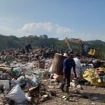 Lonjakan volume sampah terjadi di Kabupaten Semarang selama Lebaran 2026, disampaikan DLH di Ungaran pada 18–24 Maret, mencapai 293 ton per hari dari normal 280 ton, dipicu aktivitas rumah tangga, ditangani melalui TPS 3R, bank sampah, serta penambahan petugas dan armada pengangkut.