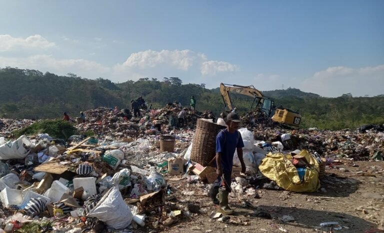 Lonjakan volume sampah terjadi di Kabupaten Semarang selama Lebaran 2026, disampaikan DLH di Ungaran pada 18–24 Maret, mencapai 293 ton per hari dari normal 280 ton, dipicu aktivitas rumah tangga, ditangani melalui TPS 3R, bank sampah, serta penambahan petugas dan armada pengangkut.