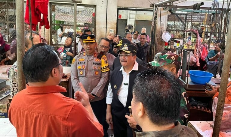Pemantauan harga dan stok bahan pokok dilakukan Wali Kota Salatiga Robby Hernawan bersama Kapolres AKBP Ade Papa Rihi di Pasar Raya 1, Toko Dadi Agung, dan Pasar Rejosari, Sabtu (14/3/2026), guna memastikan ketersediaan pangan tetap aman serta mencegah penimbunan menjelang Idul Fitri.