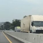 Pembatasan operasional truk sumbu tiga ke atas diingatkan Satlantas Polrestabes Semarang kepada pengusaha angkutan barang di sejumlah titik Kota Semarang mulai 13–29 Maret 2026 guna memprioritaskan kelancaran kendaraan pribadi dan penumpang selama arus mudik, melalui pengawasan dan penyekatan di jalur masuk kota.