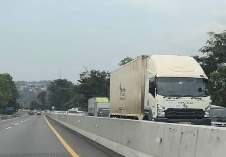 Pembatasan operasional truk sumbu tiga ke atas diingatkan Satlantas Polrestabes Semarang kepada pengusaha angkutan barang di sejumlah titik Kota Semarang mulai 13–29 Maret 2026 guna memprioritaskan kelancaran kendaraan pribadi dan penumpang selama arus mudik, melalui pengawasan dan penyekatan di jalur masuk kota.