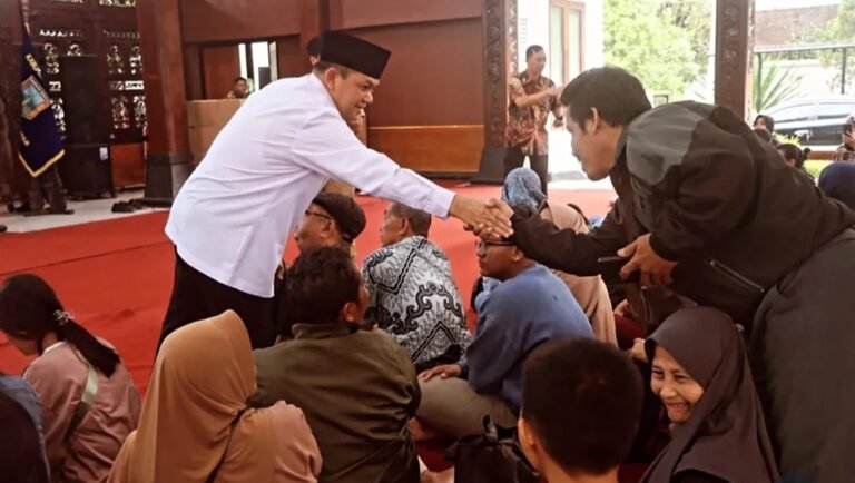 Penyambutan pemudik program mudik gratis dilakukan Bupati Semarang Ngesti Nugraha di Pendapa Rumah Dinas Bupati Semarang, Senin (16/3/2026) sore, dengan menyalami peserta yang tiba sebagai bentuk perhatian pemerintah daerah dalam mendukung kelancaran dan kenyamanan arus mudik Lebaran.